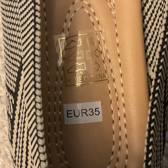 Black multi flats in a size 5 🖤🤍 - Picture 10 of 15